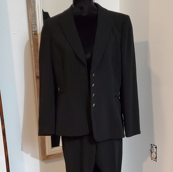 Business suit - Picture 1 of 1